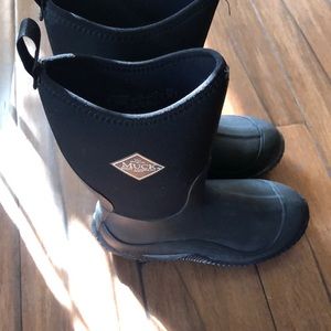 Size 2 girls youth muck boots